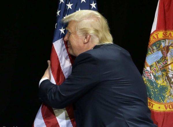 Близок к провалу: Трамп пытался раскрасить американский флаг в синий цвет Близок к провалу: Трамп пытался раскрасить американский флаг в синий цвет