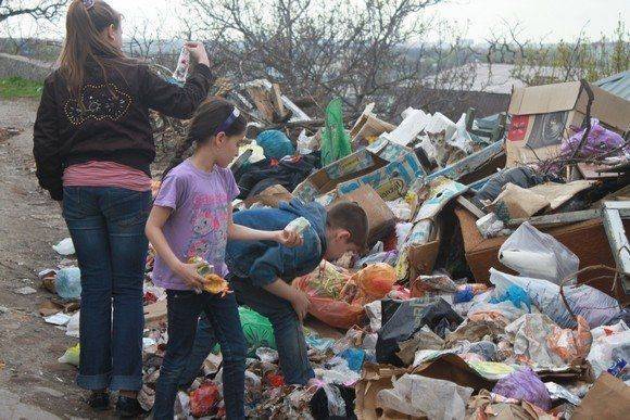 Воспитанники детсада в Анапе привыкли играть возле мусорных куч