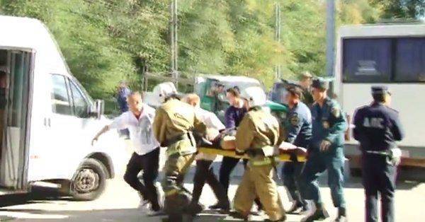 При подрыве неустановленного взрывного устройства в колледже Керчи погибли 10 человек