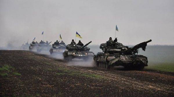 Киев стягивает к линии соприкосновения танки и БМП