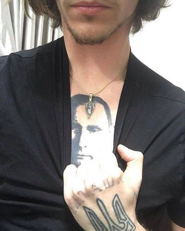 Украинский артист сделал на груди татуировку с Путиным
