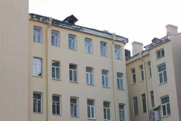 В Петербурге чиновник получил квартиру вместо многодетной матери
