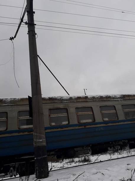 Начался Армагеддон: высоковольтный провод упал на электричку на Украине