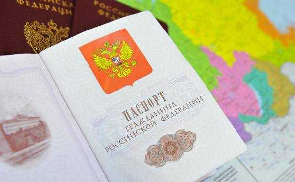 Что стоит за слухами о выдаче жителям Донбасса российских паспортов?