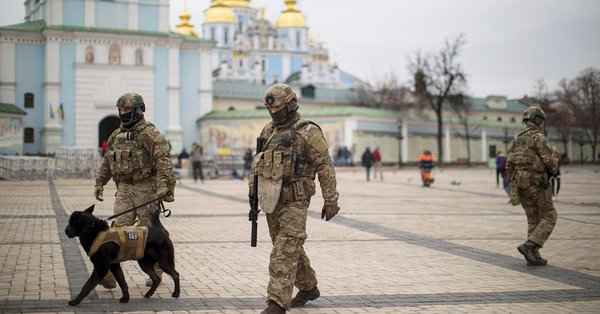 Боевая готовность: спецназ выпустили на улицы Украины