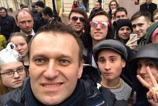 Навальный поощряет педофильский треш. Как так получается?