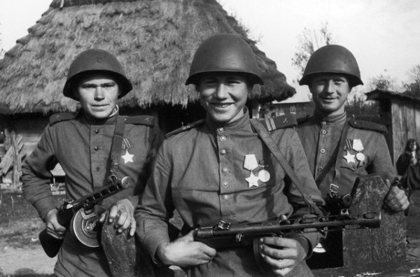 Самые необычные способы использования каски бойцами Красной Армии