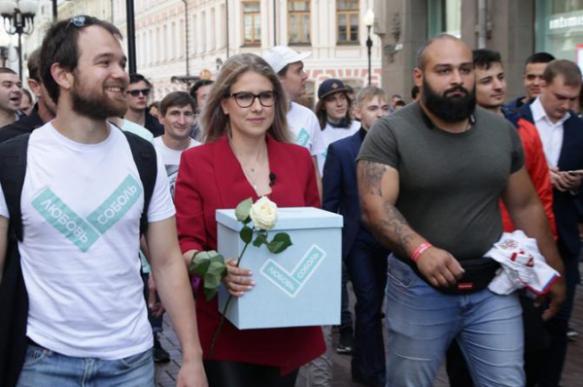 Пьяная Соболь избила дочь после митинга на Тверской