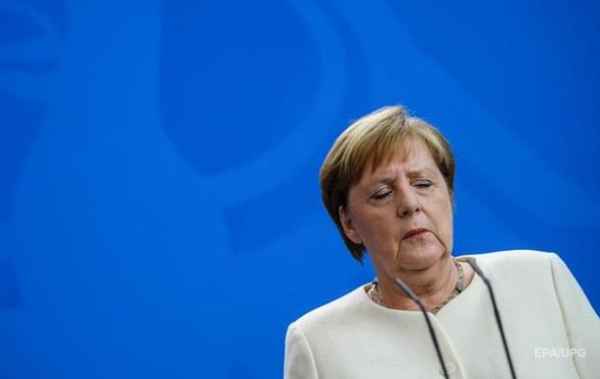 Эксперт прочла по губам, что Меркель шептала во время приступа