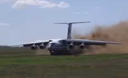 Опубликовано видео экстремальной посадки военного самолета РФ в поле