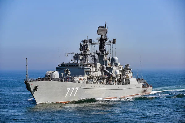 Пиар-акция британского патрульного корабля по курсу российского фрегата