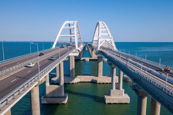 Запуск поездов по Крымскому мосту сорвался из-за обрушения
