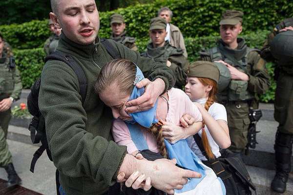 В Киеве повязали ублюдка, напавшего на девочку с Георгиевской лентой
