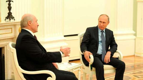 Лукашенко прибыл к Путину без галстука за нефтью