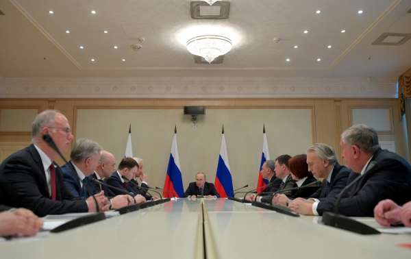 Bloomberg узнал содержание разговора Путина с нефтяниками перед разрывом сделки с ОПЕК