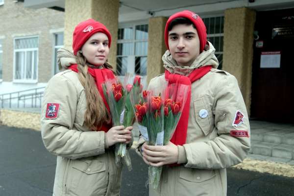 Юнармейцы поздравили женщин-ветеранов с 8 марта