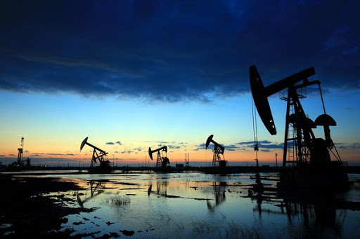 Падающая нефть поднимет курс доллара до 100 рублей
