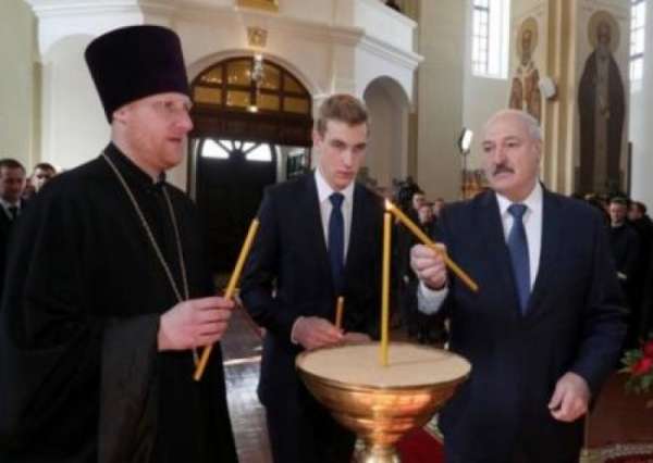 Лукашенко со словами «Мы эти вирусы переживаем каждый год» посетил на Пасху церковь