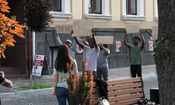 В Тернополе группа афроамериканцев призывала граждан Украины уважать права чернокожего населения