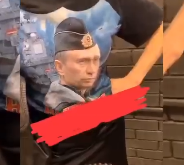 «Матросов на амбразуру». В Киеве замечена девушка с портретом Путина