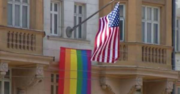 Путин пояснил, почему на здании посольства США появился флаг ЛГБТ: Они там работают