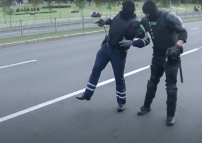 В Минске протестующие стали сбивать милиционеров автомобилями, силовики начали стрелять