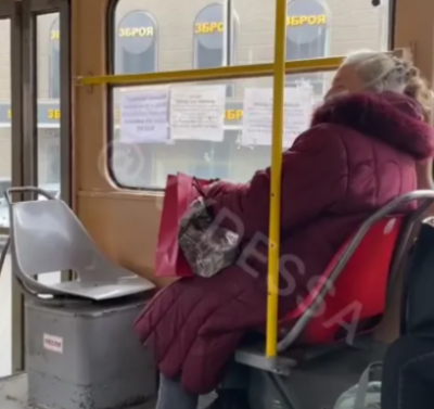 Пассажиры чуть не выбросили пенсионерку из трамвая за украинский язык