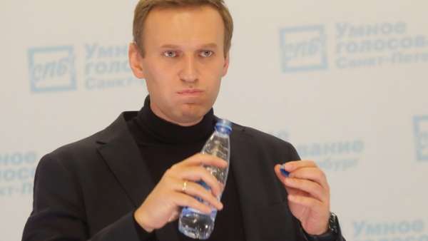 В "бараке заражённых" - Певчих и 20 человек охраны: Сосновский шутливо перечислил "свиту" Навального