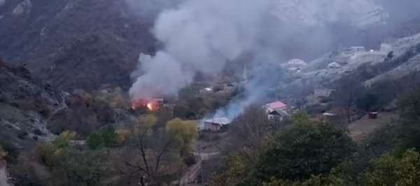 Жители Карвачара сжигают дома