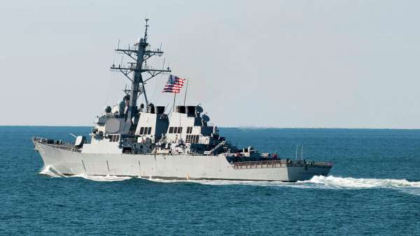 Американский эсминец трусливо сбежал от российского БПК "Адмирал Виноградов"