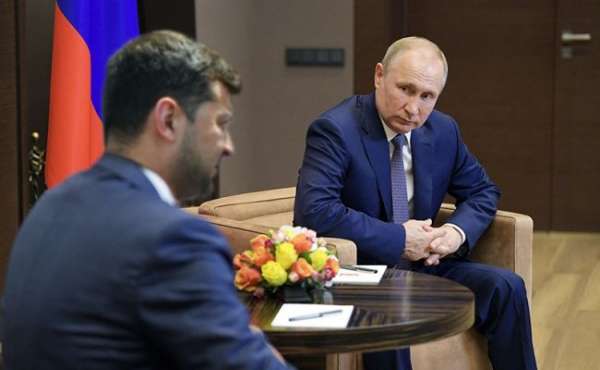 СМИ: Зеленский запросил переговоры с Путиным ради спасения своего рейтинга