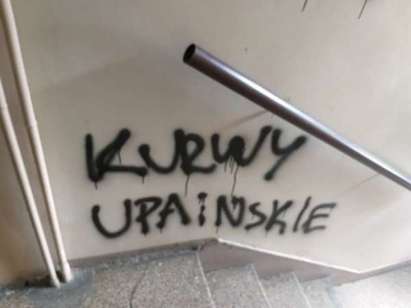 «Курва украинская»: в Польше охранник супермаркета жестоко избил и унизил украинца