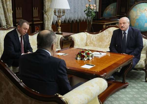 Политолог: Лавров передал Лукашенко «привет» от Путина