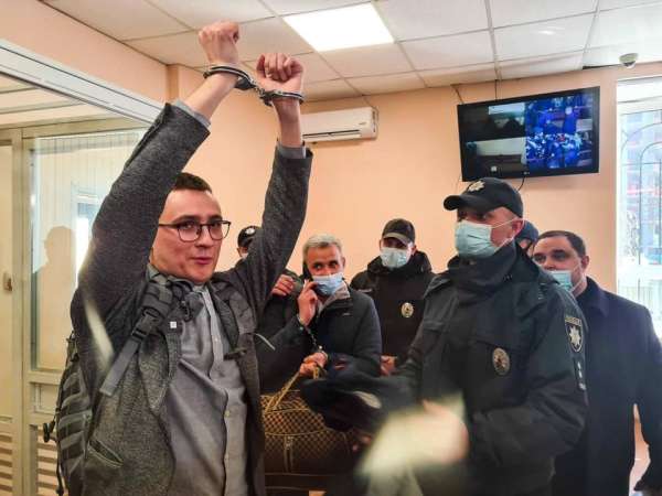 Скоропостижно присел: политический аспект суда над Стерненко
