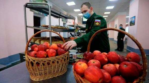Пять тонн яблок получили к Новому году военнослужащие общевойсковой армии ЗВО