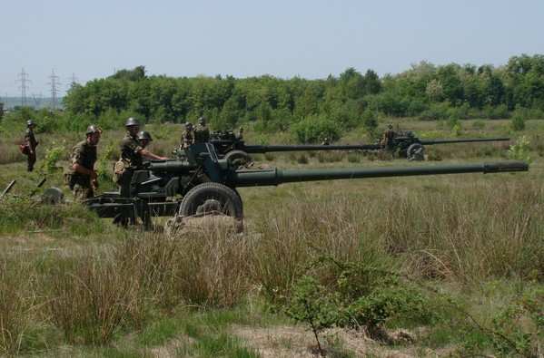 Противотанковые пушки МТ-12 «Рапира» ежедневно проламывают линию обороны ВСУ в районе Песок