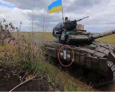 Украинские нацисты "навели" танк на раненого русского солдата