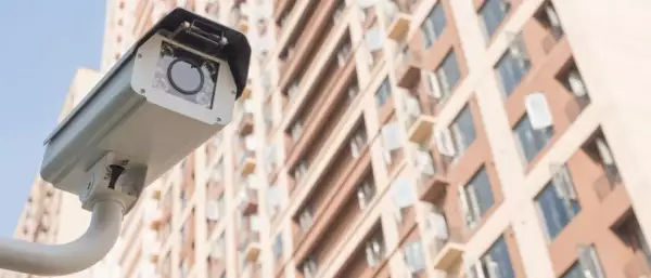 Двор дома под контролем