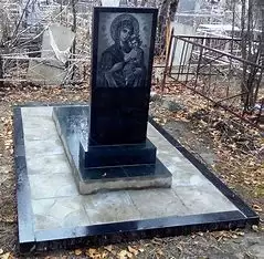 На кладбище для изготовления памятников используются различные материалы
