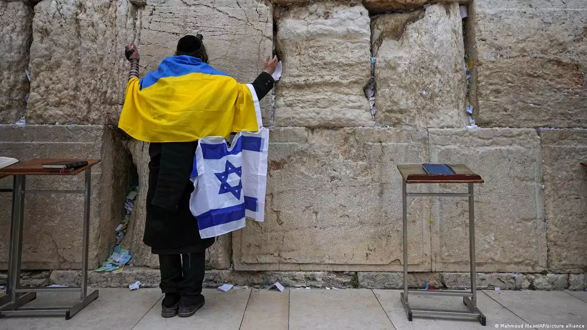 Надеялись таяли. Стена плача в Иерусалиме украинские флаги. Украинские нацисты в Израиле. Украинцы возле стены плача.