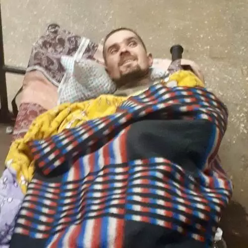 Один с триколором, другой с жёлто-синим шевроном: Два бойца, вопреки вражде, латали друг друга из последних сил