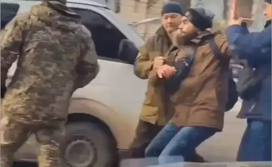 Трое на одного: на Украине сотрудники ТЦК скрутили парня на улице и увезли
