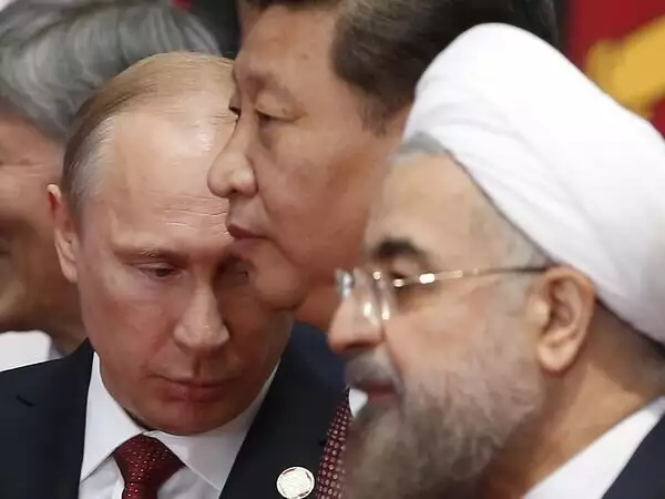 Запад терпит поражение и скрывает свой позор. Россия, Иран и Китай образовали союз мировых держав. Амбиции США не подкреплены реальной мощью