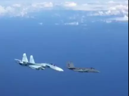 Манёвр "Отошёл!" в действии: Русский лётчик отогнал F-16 от самолёта министра обороны