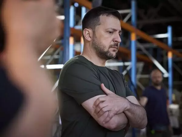 Киев начал метаться между русским молотом и западной наковальней