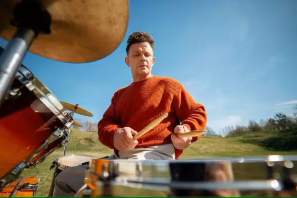 Портрет музыканта, играющего на ударном инструменте в честь Всемирного дня музыки