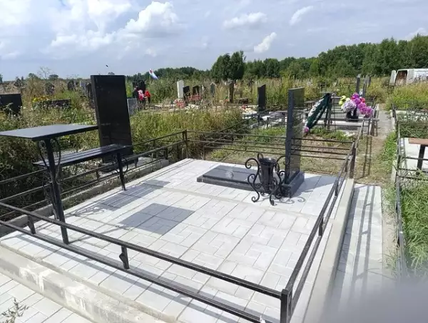 В полную стоимость входят камень, изготовление, доставка и установка