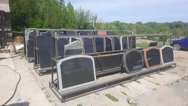 Один и тот же памятник из разного камня будет стоить по-разному