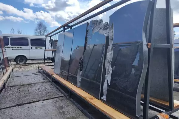 Готовые памятники разной формы из габбро-диабаза под открытым небом