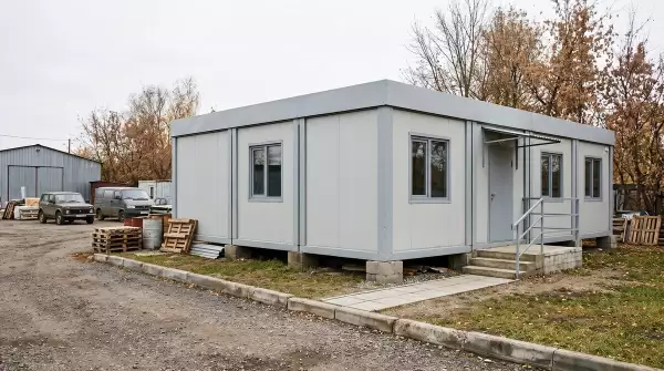 Одноэтажный офис из соединённых модулей рядом со складом